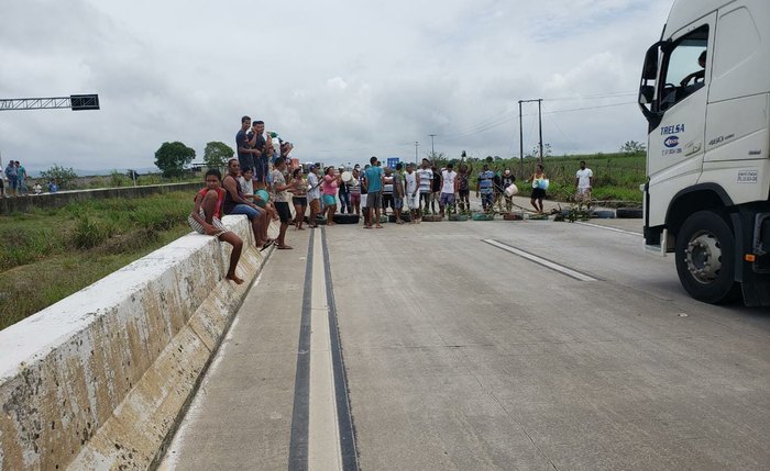 Bloqueio feito por manifestantes