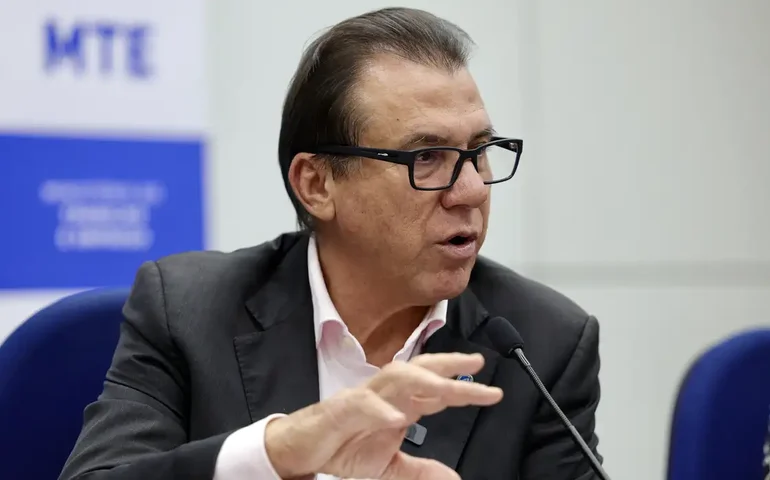 PECs da escala 6x1 não competem com proposta do governo, diz Marinho