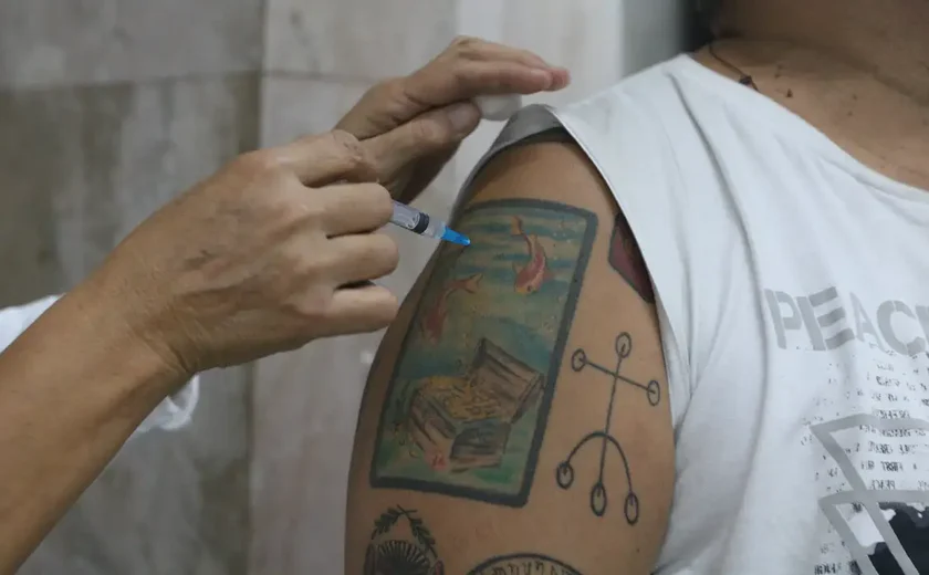 Quase 94% da população recebeu pelo menos uma dose