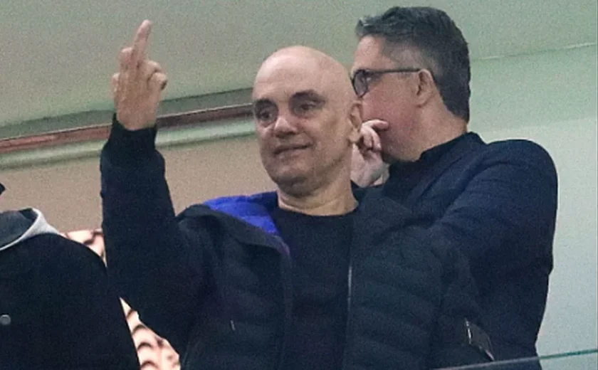 Moraes vai a jogo do Corinthians, sorri, acena e faz gesto obsceno em dia de sanção dos EUA