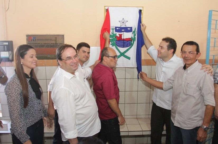 Lagoa da Canoa festeja entrega da Escola N. S. da Conceição