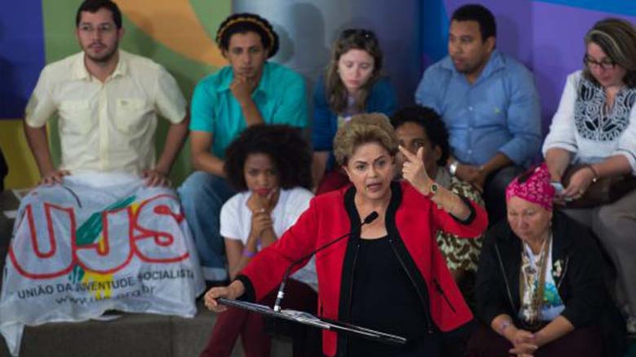 Dilma recebe apoio dos movimentos sociais e volta defender a democracia