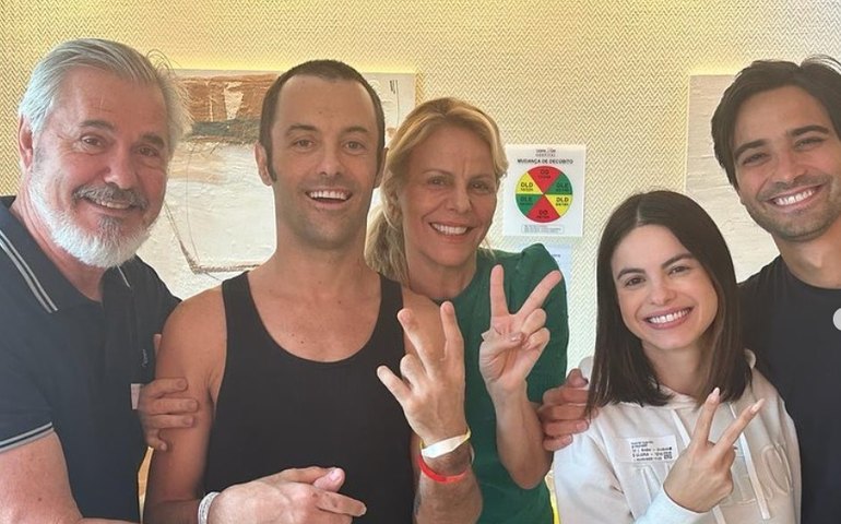 Mãe de Kayky Brito posta foto do ator e comemora: 'Meu filho ganhou uma nova vida'