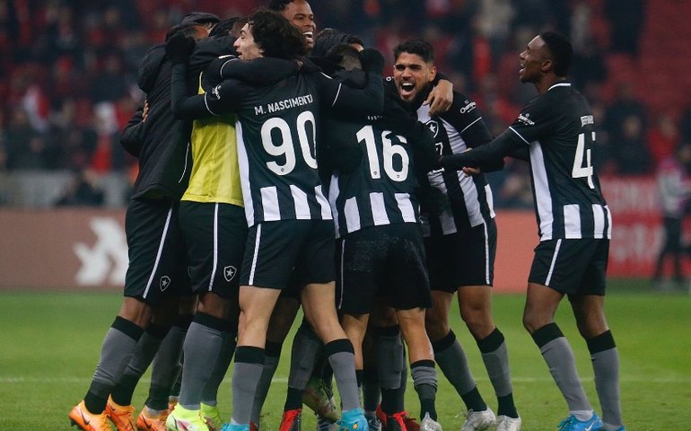 Botafogo desencanta no 2º tempo, supera o Bangu e assume a liderança do Carioca