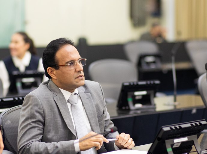 Deputado Mesaque Padilha protocola projeto que inclui Libras na grade curricular em Alagoas