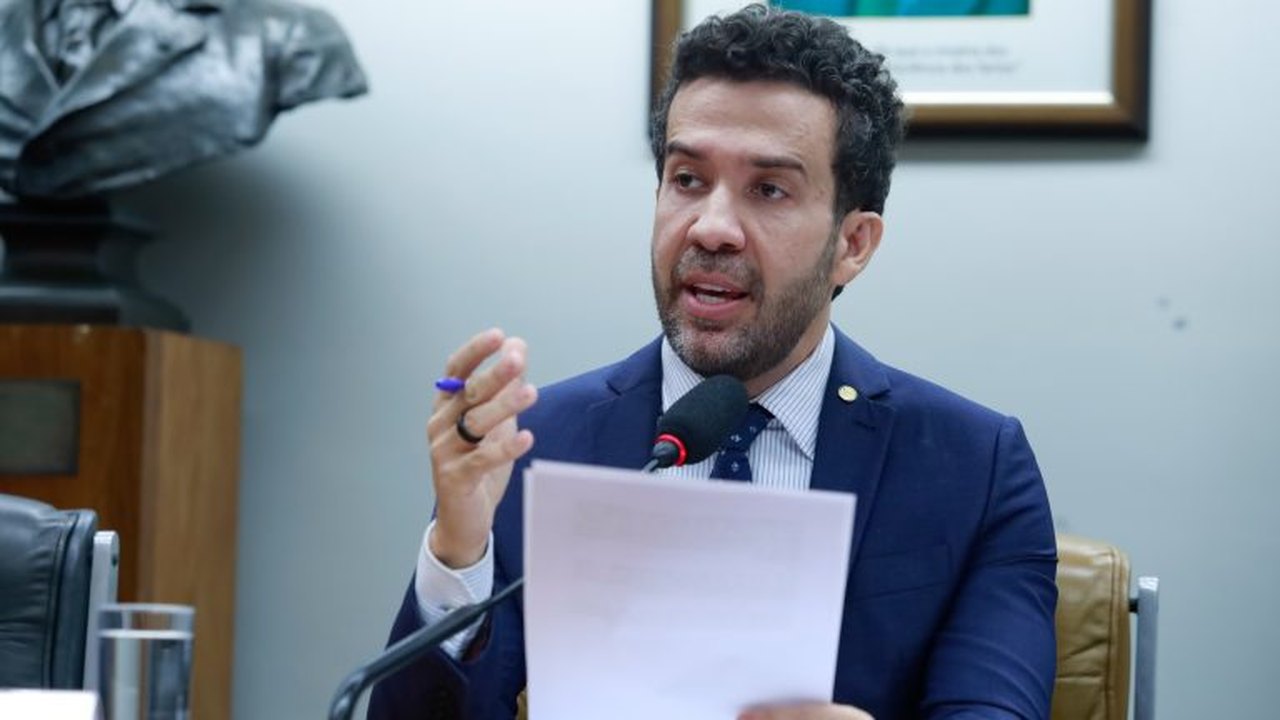 Flávio age de má-fé e induz Kassio Nunes Marques ao erro, diz André Janones