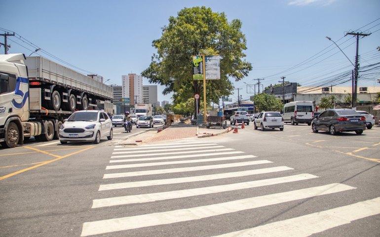 Infraestrutura interdita retornos da Avenida Fernandes Lima para serviços de pavimentação da ciclovia