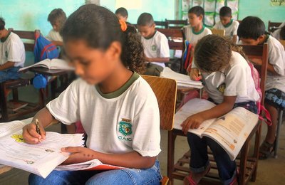 Projeto torna obrigatório o ensino da língua espanhola no currículo escolar brasileiro
