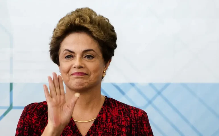 Dilma Rousseff recebe 'Medalha da Amizade' de presidente chinês Xi Jinping