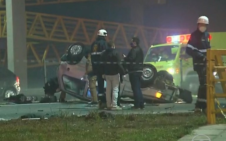 Engavetamento envolvendo mais de 20 veículos deixa ao menos 8 mortos no PR