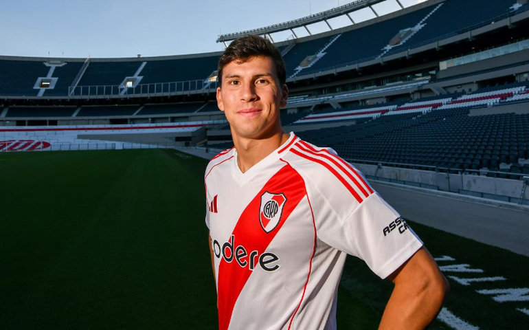 Chileno Tapia chega ao São Paulo para assinar contrato: 'Muito feliz'