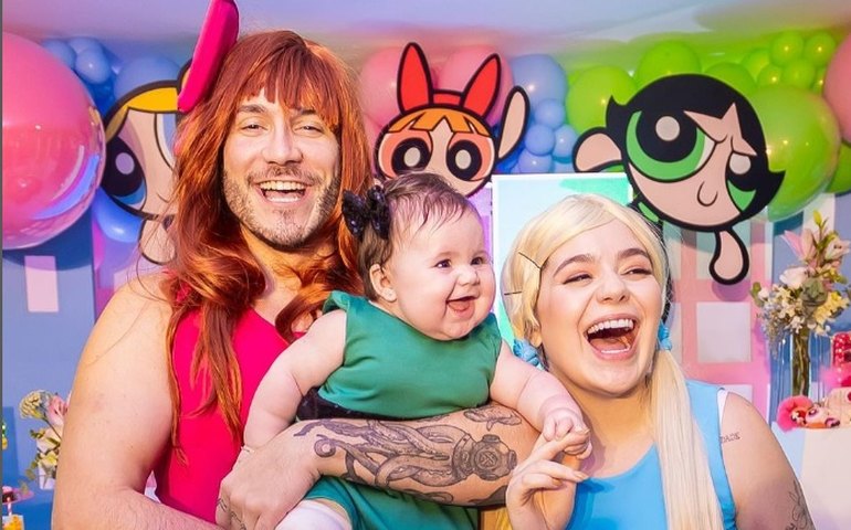 Viih Tube e Eliezer se fantasiam de As Meninas Superpoderosas para mesversário da filha
