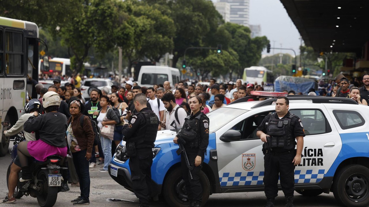 Ônibus é sequestrado e usado para bloquear Rua das Laranjeiras, na Zona Sul do Rio