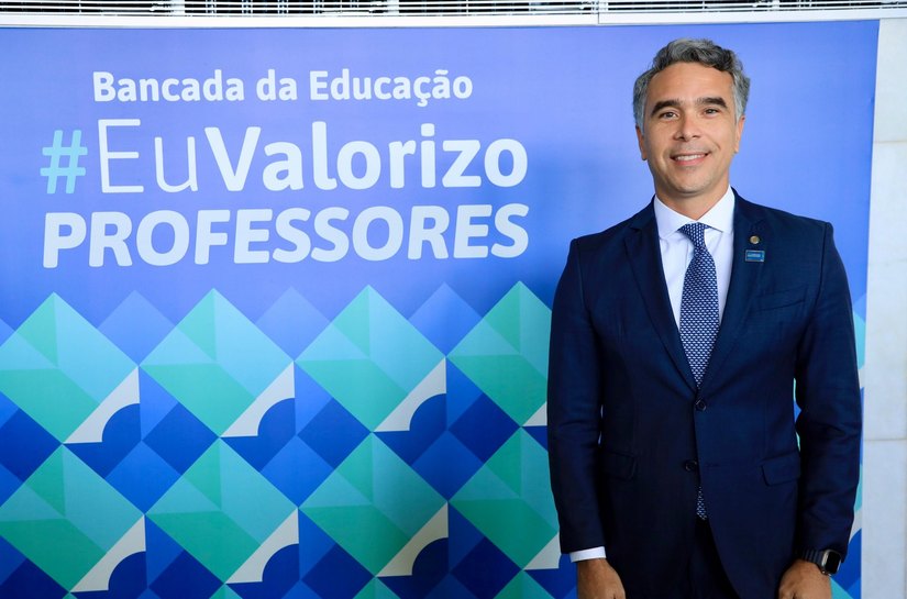 Deputado Rafael Brito assina termo de compromisso pela valorização dos professores