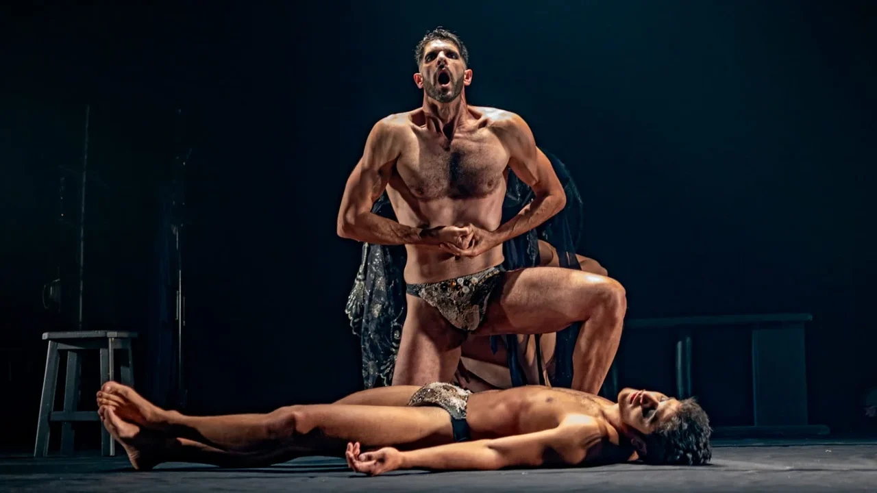 'Romeu e Romeu” confirma única apresentação no Teatro Brasil Tropical, em Fortaleza (CE)