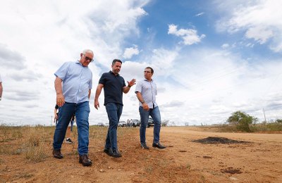 Em Batalha: Governador e donos da Natville visitam terreno onde será instalada nova fábrica