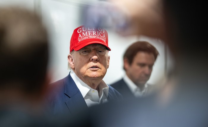 Donald Trump participa de um passeio a pé pelo centro de detenção de imigrantes apelidado de "Alcatraz do Jacaré" Donald Trump participa de um passeio a pé pelo centro de detenção de imigrantes apelidado de "Alcatraz do Jacaré"