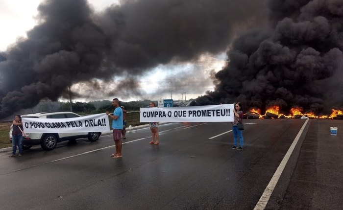 Manifestantes iniciaram bloqueio às 6h