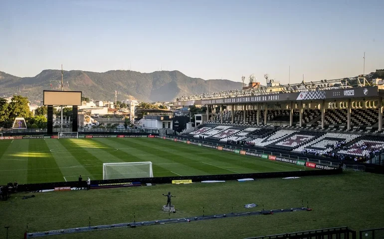 Pedrinho, presidente do Vasco, discute com árbitro e provoca tumulto após empate com Cruzeiro