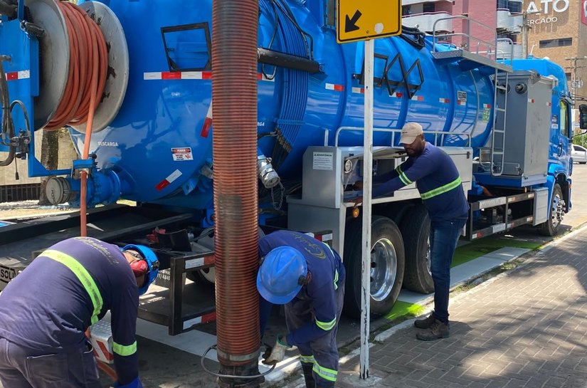 Infraestrutura realiza serviços de drenagem na orla da Ponta Verde