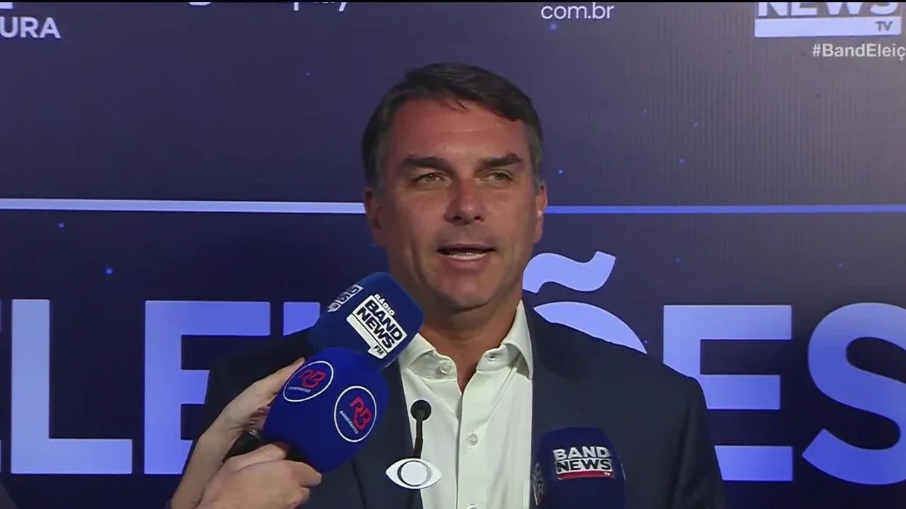 Flávio Bolsonaro se nega a reconhecer derrota e diz que pedirá anulação da eleição