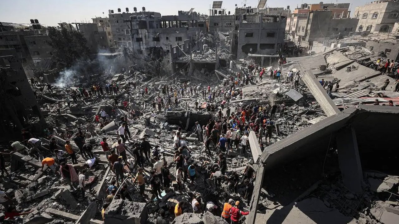 'Cheiro perturbador': Crise sanitária em Gaza força moradores a viver entre pilhas de lixo e sob risco de contaminação