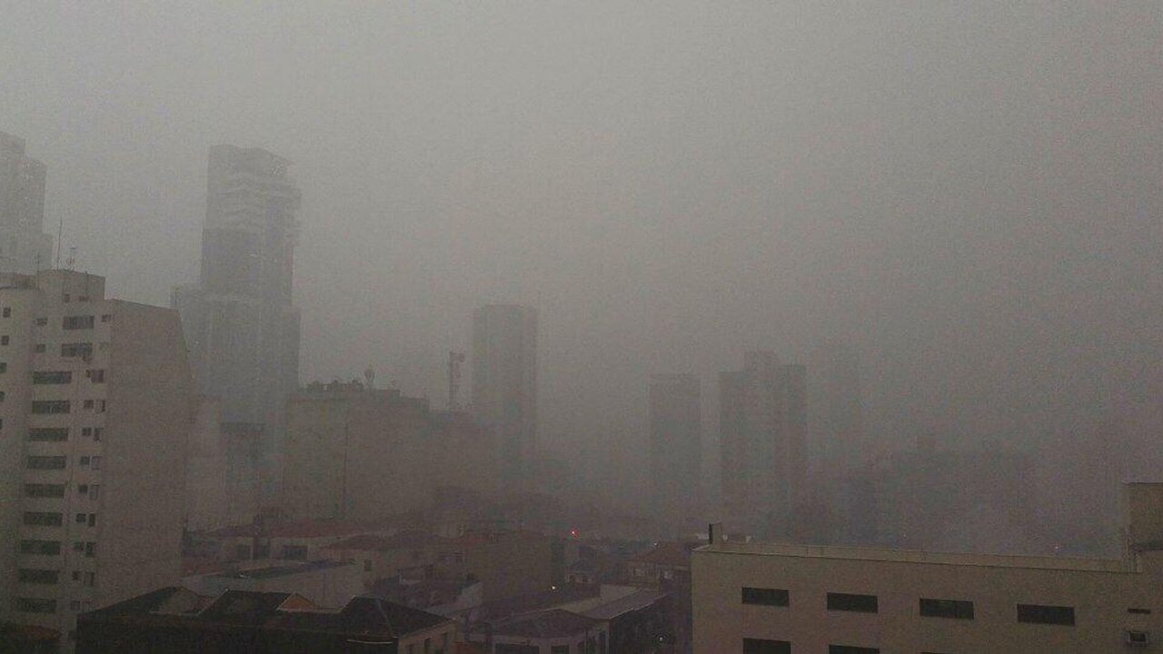 Temporal em SP: chuva alaga ruas, fecha metrô e deixa 140 mil pessoas sem luz (FOTOS, VÍDEOS)