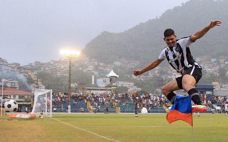Corinthians mostra estar em patamar inferior no Brasileiro e perde para o líder Botafogo
