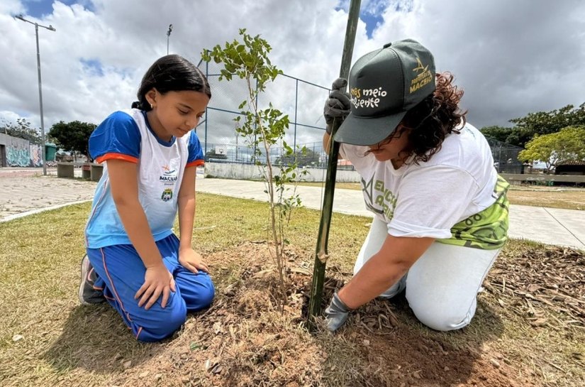 Alurb realiza plantio de árvores no Parque Linear do Benedito Bentes