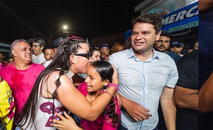 Vereador Bala Soares (de rosa) ao fundo em campanha com Gabi Gonçalves; ao lado direito está o candidato ao Senado Davi Davino Vereador Bala Soares (de rosa) ao fundo em campanha com Gabi Gonçalves; ao lado direito está o candidato ao Senado Davi Davino