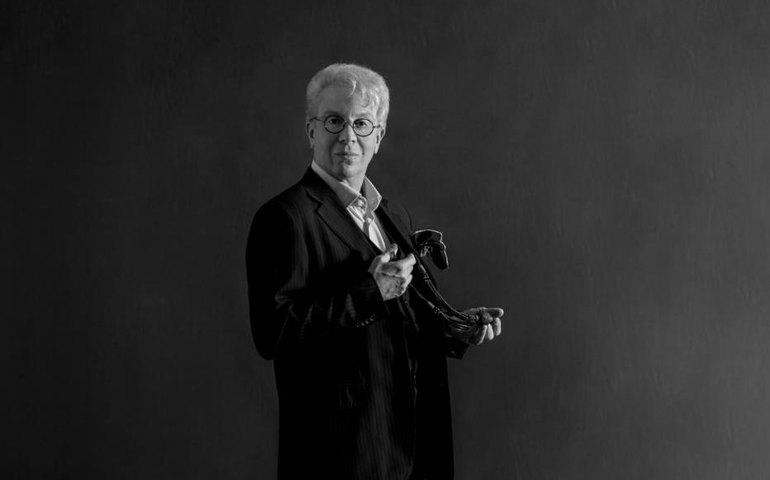 No monólogo ‘Simplesmente Clô’, Eduardo Martini vive o estilista Clodovil