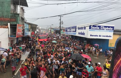 Bloco dos Garis arrasta mais de 15 mil foliões na ressaca carnavalesca do Pilar
