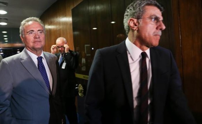 Presidente do Senado afastado pelo STF, Renan Calheirros deixa a casa acompanhado do colega Romero Jucá. Renan não assinou a notificação de afastamento Fabio Rodrigues Pozzebom/Agência Brasil