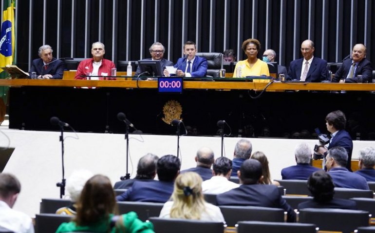 Câmara dos Deputados homenageia centenário da seleção brasileira de basquete