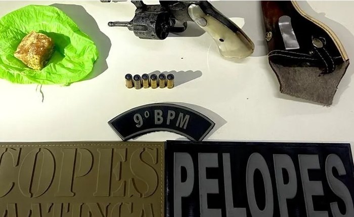 Homem é preso por porte ilegal de arma e tráfico de drogas em Delmiro Gouveia Homem é preso por porte ilegal de arma e tráfico de drogas em Delmiro Gouveia