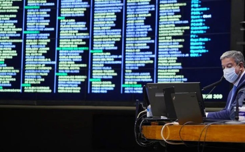 Arthur Lira se encaminha para votação histórica