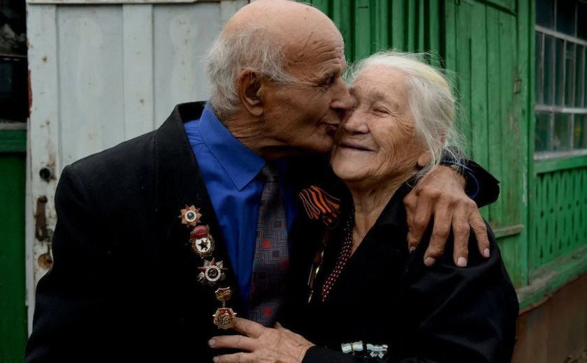 'Quem beija com frequência envelhece mais tarde', diz especialista; entenda