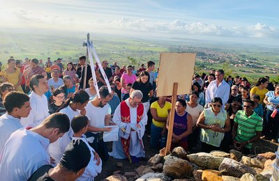 Via Sacra reúne centenas de fiéis em subida ao morro santo em Lagoa da Canoa 