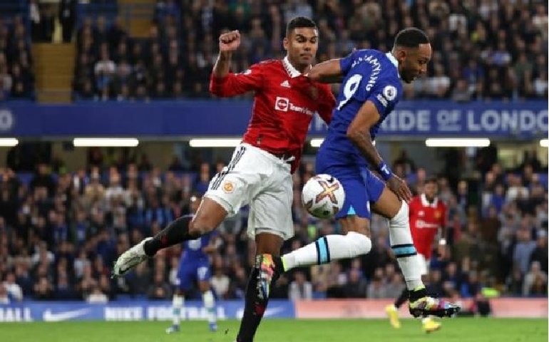 Casemiro marca no fim e garante empate do Manchester United no Campeonato Inglês