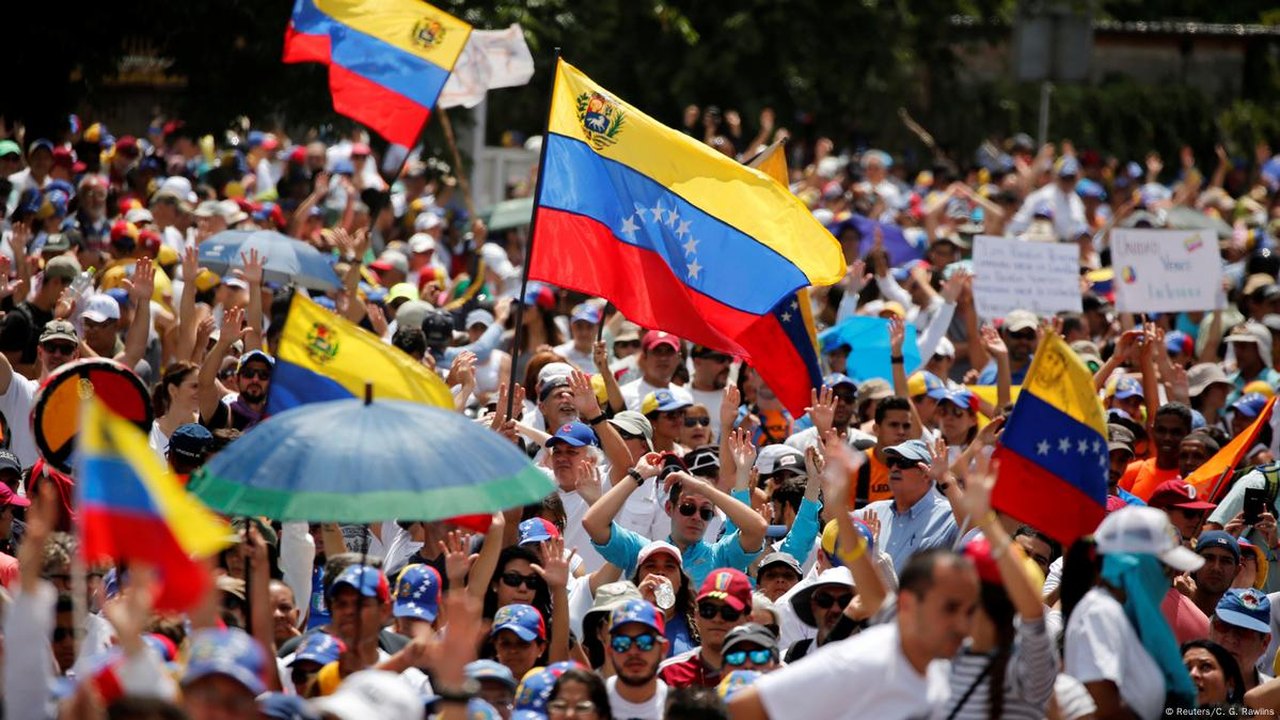 Venezuela: milhares de pessoas protestam em Caracas contra reeleição de Maduro