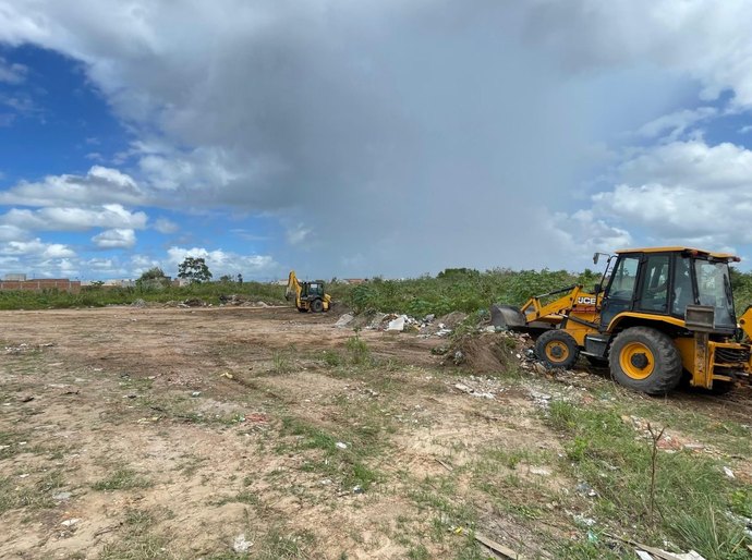 Prefeitura de Penedo realiza nova limpeza em terreno privado utilizado como lixão