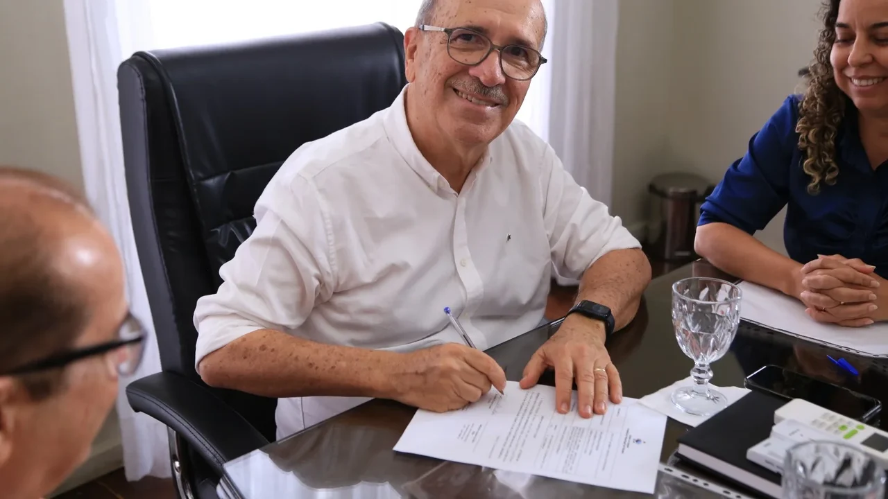 Prefeito Ronaldo Lopes assina ordem de serviço para pavimentação de mais seis ruas em Penedo