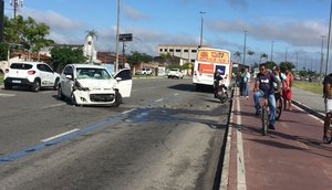 Condutora fica ferida após colidir com ônibus em Aracaju / Foto: Foto: Aline Aragão/TV Atalaia