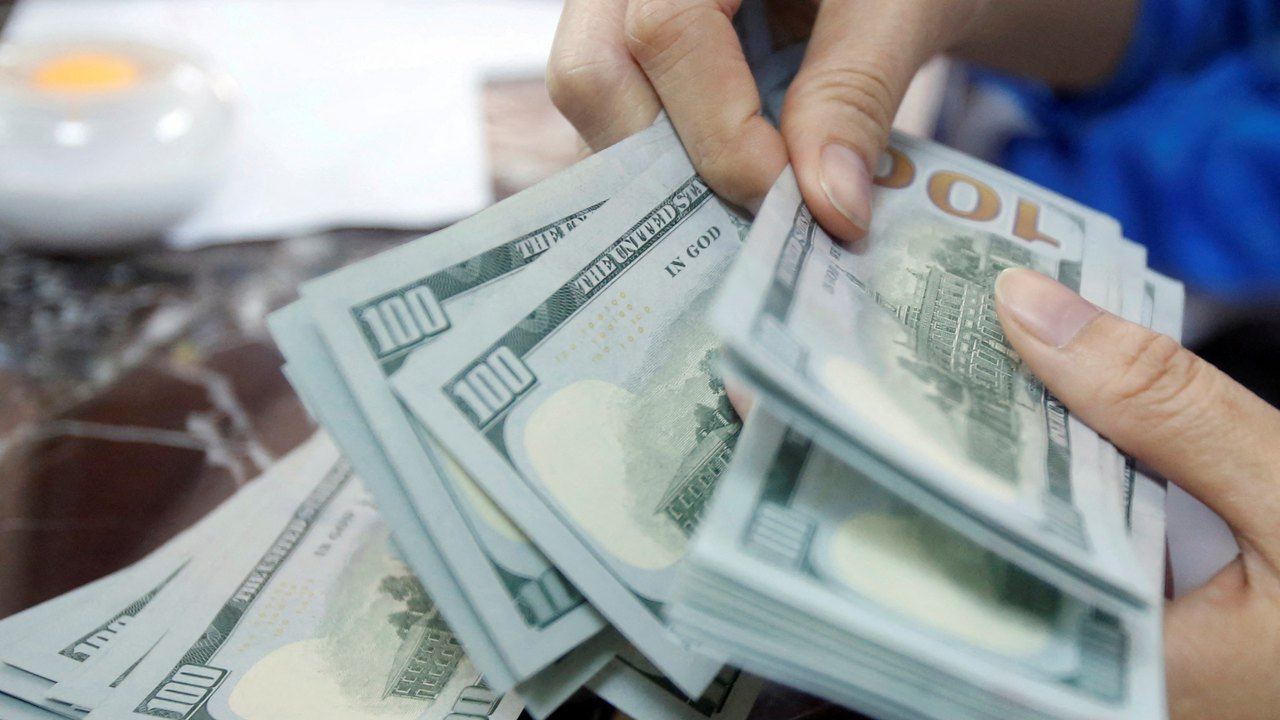 Dólar fecha no maior valor em duas semanas com queda no petróleo
