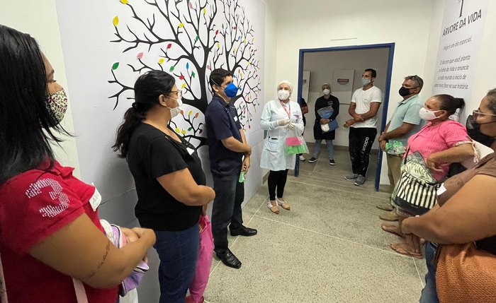 Ao chegar ao HGE para a visita, familiares são recebidos por técnicos e orientados sobre o fluxo da unidade