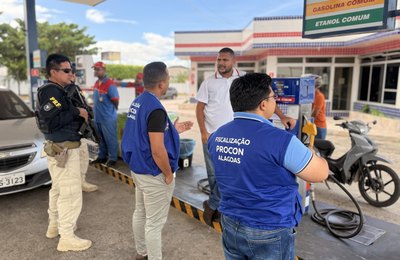 Procon Alagoas intensifica operações em postos de combustíveis com apoio da PRF