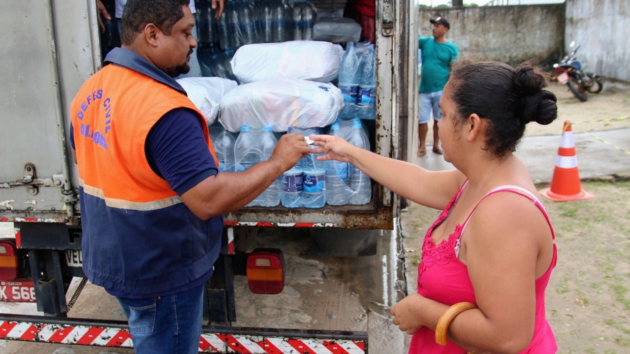 Prefeitura de Coruripe continua distribuindo cestas básicas e água mineral para as famílias afetadas pelas chuvas