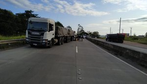 Motociclista fica gravemente ferido após colisão na BR-101 em Itaporanga d'Ajuda / Foto: Foto: PRF/SE