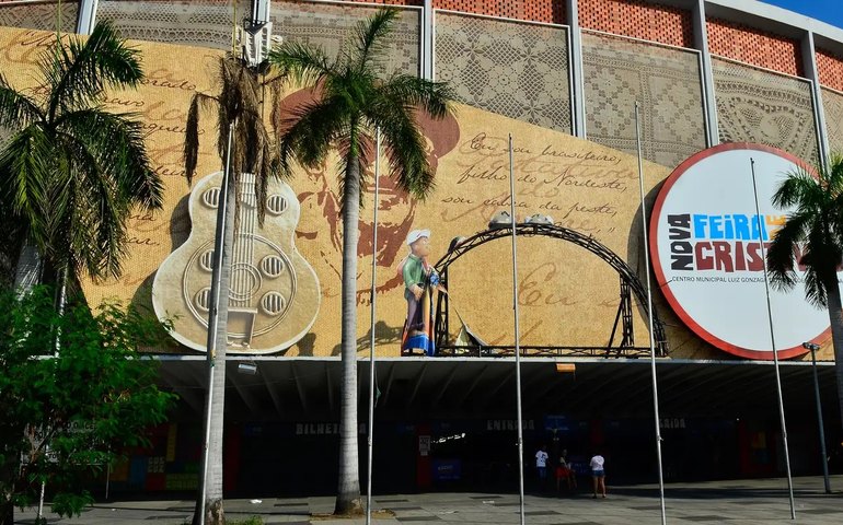 Carro do vice atropela prefeito de Feira Grande durante festa na cidade