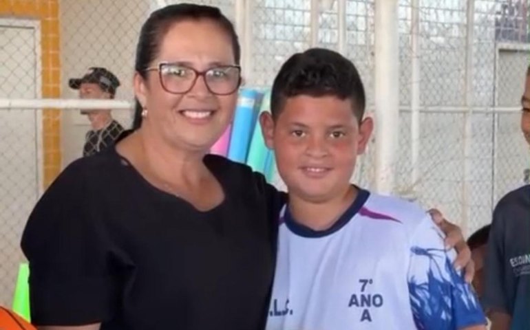 Lagoa da Canoa: prefeita Edilza Alves entrega novos materiais aos alunos da Escola de Esportes